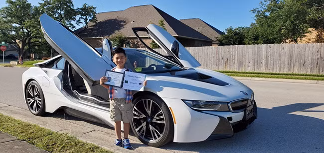 Nam ca sĩ đưa con trai thứ hai đến trường trong ngày bé tốt nghiệp mẫu giáo tại bang Texas (Mỹ) trên chiếc BMW i8 trị giá 160.000 USD (khoảng 3,7 tỷ đồng) anh mua cuối năm 2018 khi đưa cả nhà sang Mỹ.