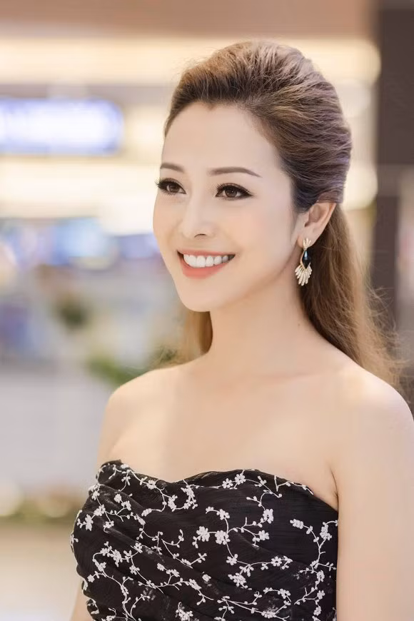 Sau khi sinh con thứ 4, Hoa hậu Jennifer Phạm nhanh chóng lấy lại vóc dáng thon gọn.