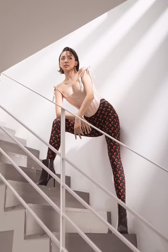 Trên trang cá nhân của mình, mới đây giọng ca "Ngày tận thế" khiến nhiều người xốn xang không thôi khi khoe trọn bộ ảnh mới của mình. Thần thái “chanh xả”, gu thời trang chất lừ, nhan sắc đỉnh cao chính là điều mà mọi người thấy rõ ở Tóc Tiên sau hôn lễ.