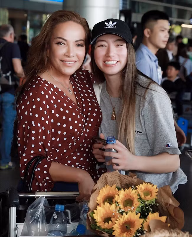 Isabella Quỳnh Tiên Hồ học ngành Điều dưỡng tại một trường đại học ở bang California, Mỹ.