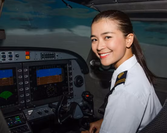 Diệu Thúy là nữ diễn viên đầu tiên của Việt Nam trở thành phi công.