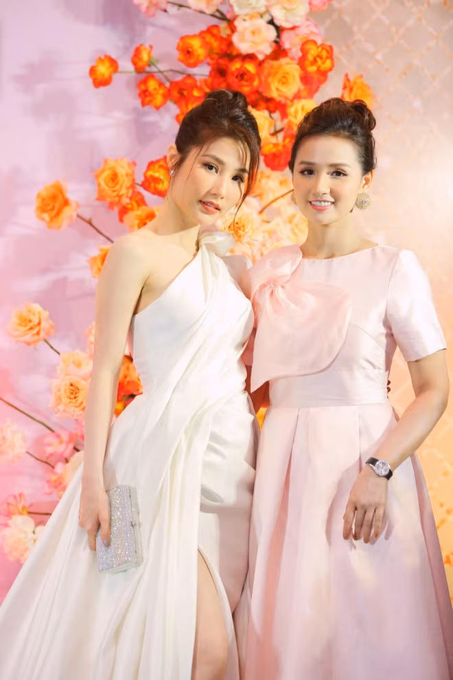 Diễm My và Lã Thanh Huyền cùng tham gia Tình yêu và tham vọng. Diễm My bày tỏ cảm thấy may mắn khi được kết hợp với đàn chị trong lần đầu ra Hà Nội làm phim. "Chị Huyền rất giàu năng lượng. Trong quá trình bấm máy, chị luôn truyền nguồn năng lượng tích cực tới mọi người. Tôi cảm thấy rất may mắn", Diễm My nói. Tại Ấn tượng VTV 2020, hai nữ diễn viên sẽ cạnh tranh tại hạng mục Diễn viên nữ ấn tượng.