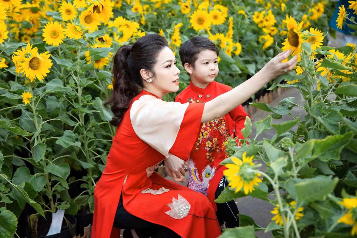 Sau ly hôn, Nhật Kim Anh vướng ồn ào khi cùng chồng cũ tranh giành quyền nuôi con trai. Hiện tại, con trai của cô đang sống cùng chồng cũ và ông bà nội nhưng Nhật Kim Anh kiên quyết giành quyền nuôi con.