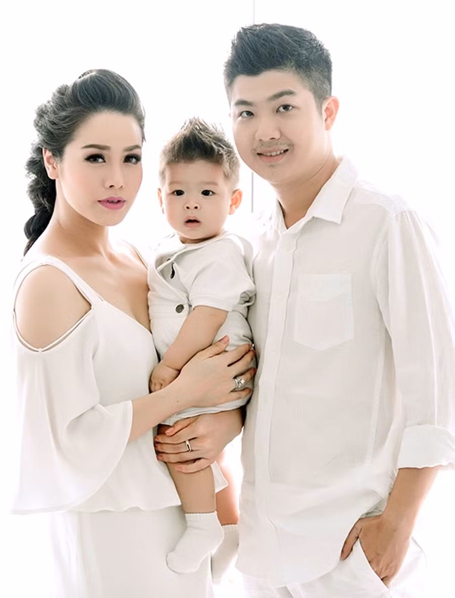 Là nghệ sĩ đa tài nhưng Nhật Kim Anh lại có một cuộc hôn nhân nhiều lùm xùm. Nhật Kim Anh và Bửu Lộc tổ chức đám cưới cuối năm 2014. Cặp đôi có với nhau một cậu con trai kháu khỉnh. Năm 2017, cuộc hôn nhân của cô bắt đầu có dấu hiệu rạn nứt nhưng thời điểm đó cô đã lên tiếng phủ nhận. Năm 2019, Nhật Kim Anh đã chính thức lên tiếng về việc ly hôn chồng trước đó gần 3 năm khiến nhiều người bất ngờ.