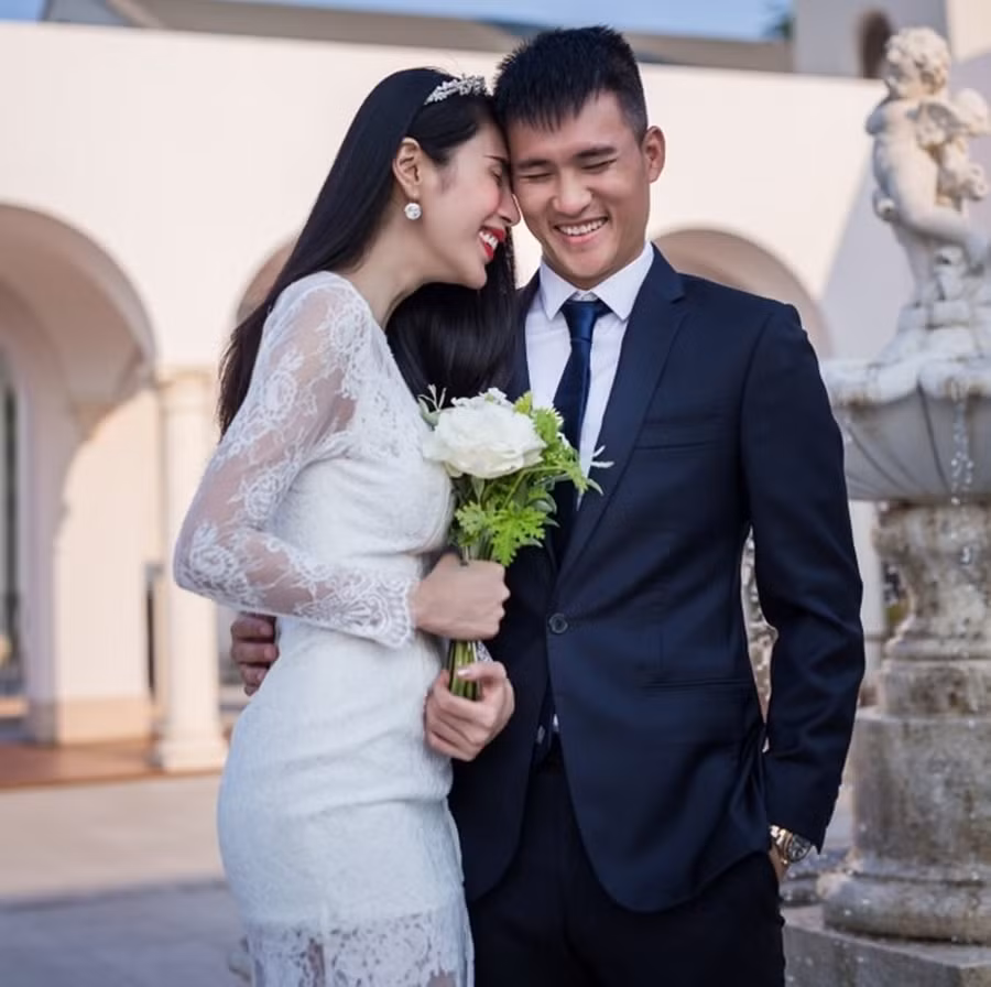 Được khán giả biết đến với hình tượng nữ ca sĩ gợi cảm, Thủy Tiên gặp không ít scandal về hình ảnh cũng như tình cảm. Thế nhưng vượt lên tất cả, Thủy Tiên của hiện tại đã chứng minh hạnh phúc cô có được là do sự nỗ lực, cố gắng của chính bản thân. Trong làng giải trí Việt hiện nay, Công Vinh – Thủy Tiên được biết đến là một trong những cặp đôi đẹp và quyền lực nhất. Cả hai hẹn hò từ cuối năm 2008, chính thức kết hôn năm 2011 và có chung một cô con gái tên thân mật là bé Gạo.