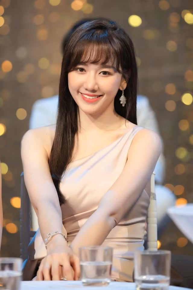 Từ khi ở cạnh Trấn Thành, Hari Won ngày càng xinh và hạnh phúc rạng ngời. Cả hai thường xuyên làm những clip vui vẻ, hài hước về cuộc sống vợ chồng "dính như sam" trên trang cá nhân khiến nhiều người thích thú. Từ chỉ trích, cặp đôi đã dần tạo được cảm tình với khán giả.