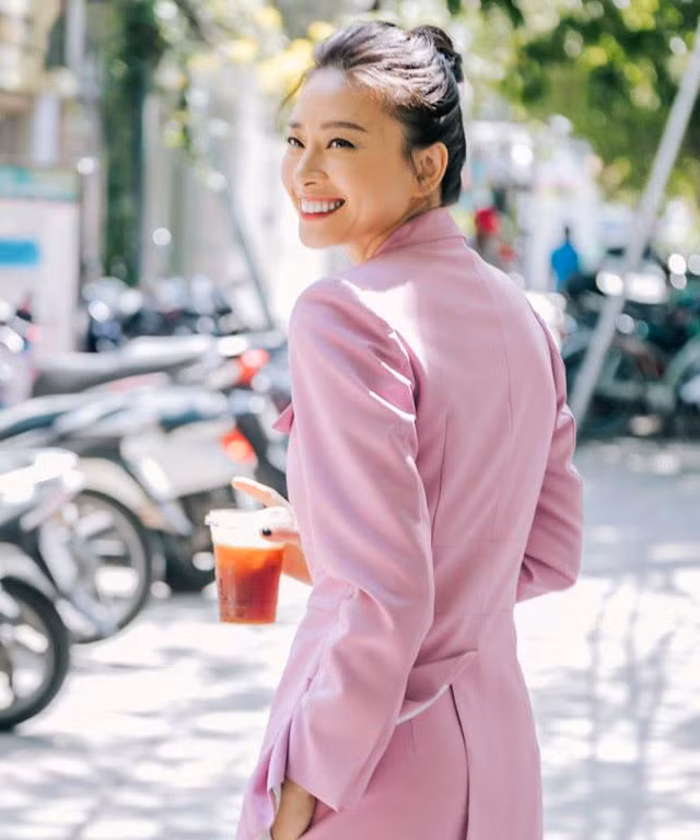 Khởi nghiệp là một người mẫu, Ngô Thanh Vân tiếp tục khẳng định khả năng của mình ở lĩnh vực ca sĩ. Chưa dừng lại ở đó, cô đã mở công ty đào tạo nghệ thuật, ươm mầm cho những tài năng trẻ.
