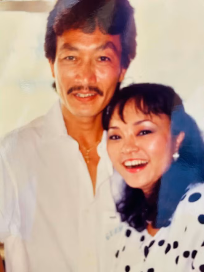 Theo chia sẻ của giọng ca sinh năm 1956, buổi tiệc sinh nhật năm ấy của bà có sự góp mặt của nhiều bạn bè thân thiết như Thanh Thuý, Nam Trân, Kỷ Phương. Đáp lại lời chúc hạnh phúc của một người bạn, Hương Lan nói: "Chịu đựng nhau để có được ngày này quá xứng đáng, phải sống để thụ hưởng chứ. Hạnh phúc đâu phải muốn mà có đâu phải không bạn?" và nhận được nhiều sự đồng cảm của khán giả.