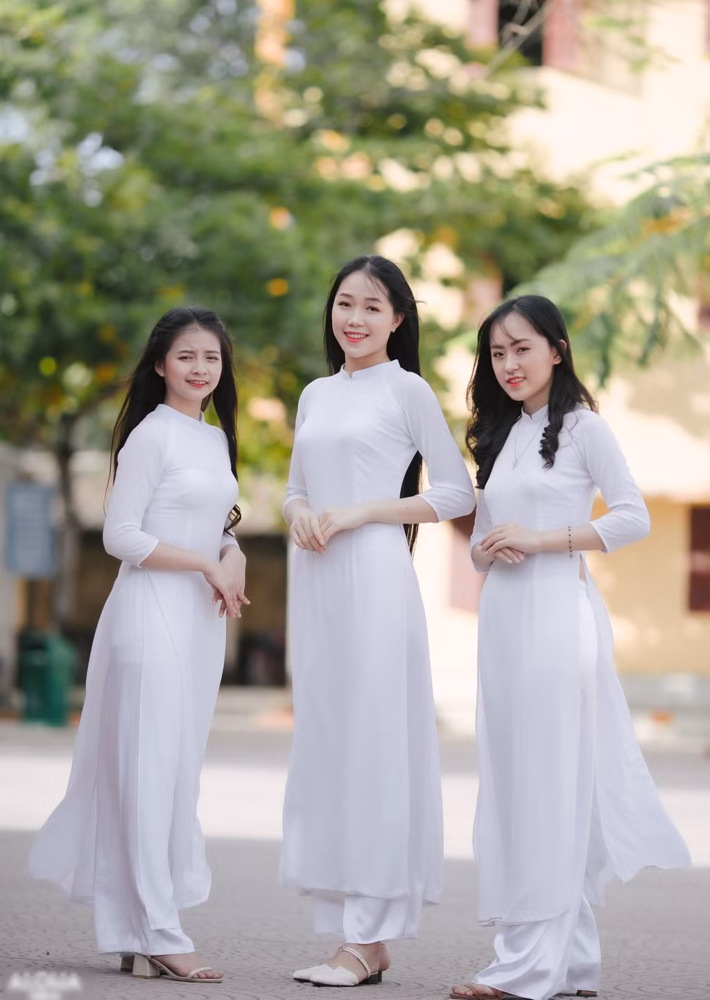 Thu Trà chụp ảnh cùng các bạn học. Cô hy vọng có thể chuẩn bị hành trang tốt nhất để dự thi Hoa hậu Việt Nam 2020. Ảnh: NVCC.