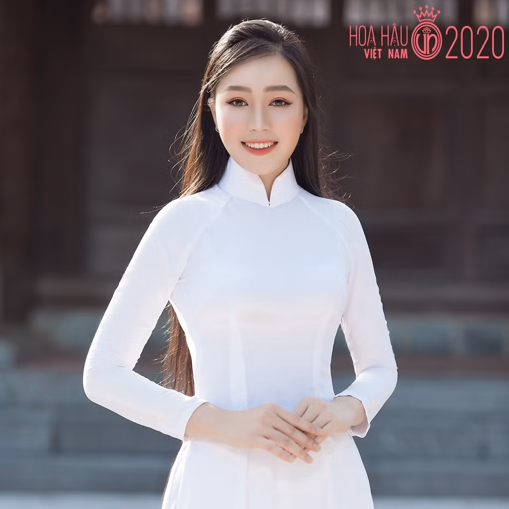 Lê Thu Trà, đến từ Nghệ An, thuộc nhóm thí sinh trẻ tuổi nhất của Hoa hậu Việt Nam 2020. Chia sẻ với Zing, nữ sinh cho biết cô vừa tốt nghiệp THPT với điểm số 25,5. Đây chưa phải kết quả Thu Trà kỳ vọng, song cô vẫn vui vì đạt 9 điểm môn Văn. Mong muốn của cô là nộp hồ sơ xét tuyển vào Học viện An ninh Nhân dân và Đại học Kinh tế Quốc dân. Ảnh: HHVN.