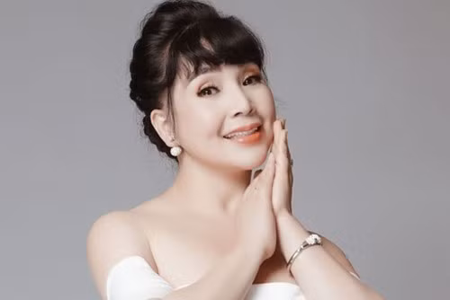 Ở tuổi 56 và đã lên chức bà ngoại, nhưng diễn viên “Em bé Hà Nội” ngày nào vẫn khiến nhiều người sững sờ trước nhan sắc không tuổi và phong cách ăn mặc trẻ trung với tóc búi cao, áo hai dây khoe vai trần và vòng 1 đầy đặn.