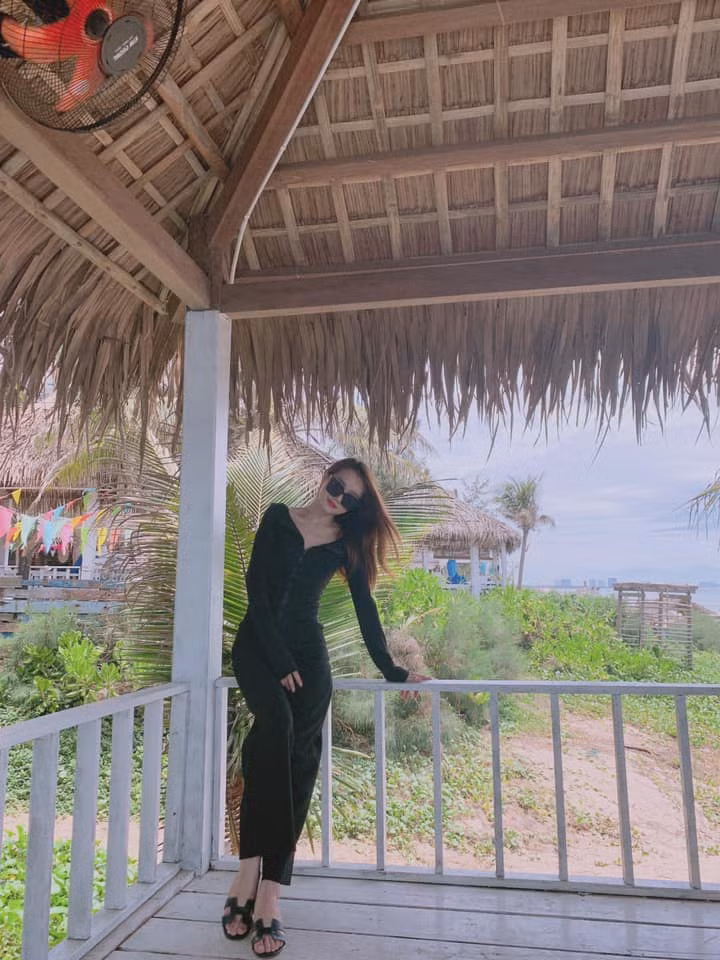 Đã thế, nữ diễn viên lại diện nguyên set đồ tuyền đen càng tự tố cáo body mỏng như lá lúa của mình.