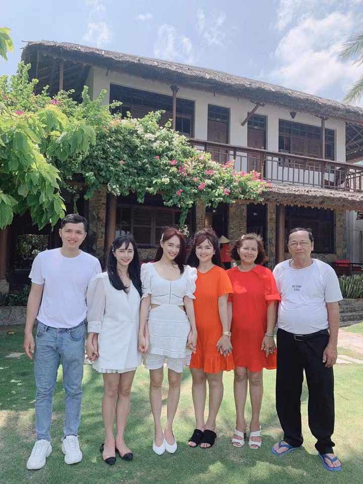 Đôi chân gầy của Nhã Phương luôn là tâm điểm chú ý.