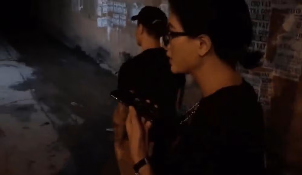 Trang Trần và đối phương liên tục có những màn chửi bới gay gắt qua điện thoại, không ai kém ai. Cựu mẫu thách người phụ nữ ở đầu dây bên kia ra ngoài, trong khi đối phương cố thủ trong nhà, mạnh miệng thách Trang Trần... đập cửa vào trong.