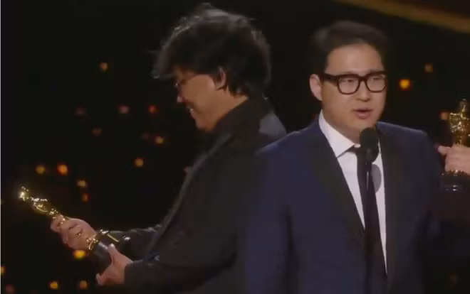 Đạo diễn Hàn Quốc Bong Joon-ho khiến mọi người thích thú khi nâng niu tượng vàng và nở nụ cười hạnh phúc ngay trên sân khấu lễ trao giải Oscar. Parasite trở thành bộ phim đầu tiên vừa thắng giải Phim truyện xuất sắc, vừa thắng giải Phim quốc tế xuất sắc. Bộ phim Hàn Quốc còn nhận được hai giải thưởng khác là Đạo diễn xuất sắc và Kịch bản gốc xuất sắc.