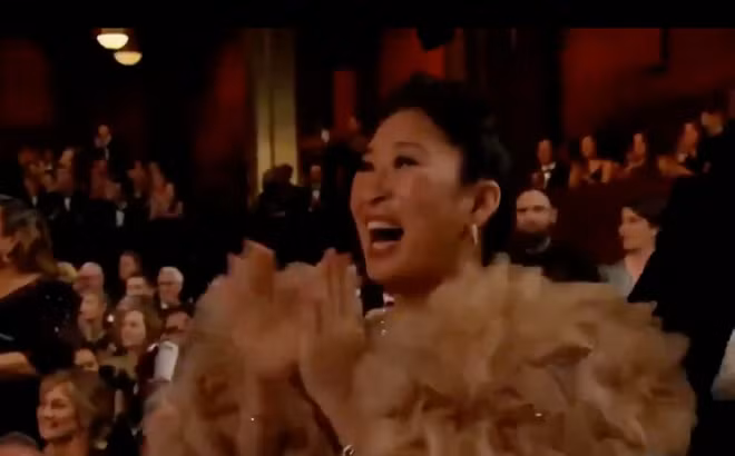 Lễ trao giải thưởng điện ảnh Oscar lần thứ 92 do Viện hàn lâm Khoa học và Nghệ thuật Điện ảnh Mỹ (AMPAS) tổ chức vào sáng 10/2 (theo giờ Việt Nam) tại Dolby, Los Angelas, Mỹ. Nữ diễn viên gốc Hàn, Sandra Oh với biểu cảm vui mừng khi Bong Joon-ho đoạt giải Oscar cho Kịch bản gốc xuất sắc. Bất ngờ lớn xảy ra tại Oscar năm nay khi Bong Joon-ho giành chiến thắng hạng mục Đạo diễn xuất sắc, và "Parasite" của ông đồng thời nhận giải Phim truyện xuất sắc.