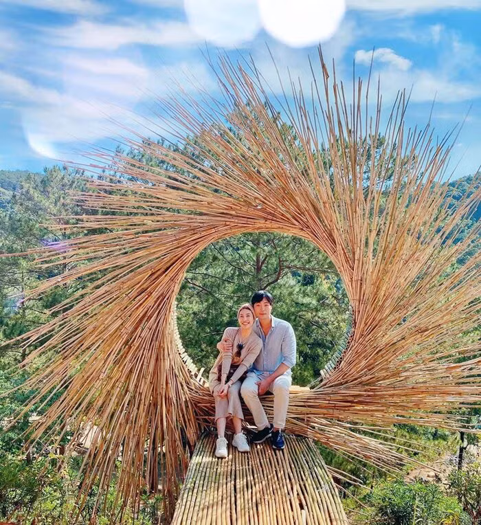 Chính vì tình hình dịch bệnh đang mất kiểm soát trên thế giới nên dự tính này đành lùi lại: "Mẹ của Manny đang sốt hết ruột muốn về liền. Cách ly 14 ngày bà cũng chịu cơ mà giờ không được bay nói gì tới cách ly. Nói chung nguyên họ nhà trai là thua rồi đó, không cách nào về được. Vì vậy mình cũng đành hoãn vô thời hạn tới lúc trời yên bể lặng rồi làm gì làm. Nghĩ cũng buồn nhưng giờ tình thế nó vậy thì sao mà xoay chuyển. May mắn là Manny đang ở Việt Nam".