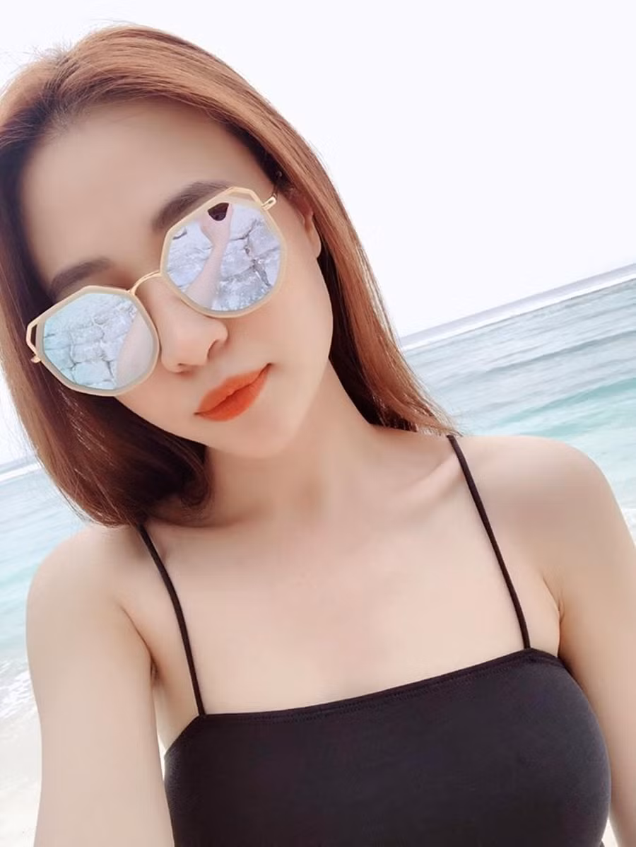 Là người hiếm khi khoe những hình ảnh hở hang trên trang cá nhân, Đàm Thu Trang chỉ có vài lần đăng ảnh mặc bikini. Tuy vậy, cô đều nhận được khen ngợi từ phía người xem.