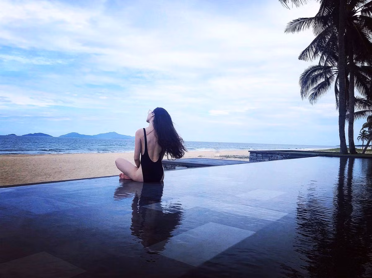 Nhìn từ phía sau lưng cũng có thể thấy sự gợi cảm của bà xã Cường Đô La.