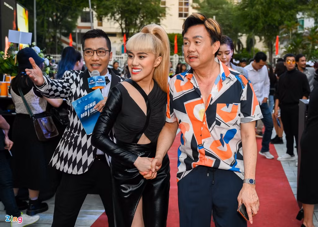 Diễn viên hài Chí Tài đến ủng hộ phim đàn em. Theo anh, giai đoạn này các rạp phim đều gặp khó khăn khi lượng người xem giảm sút. Vì vậy, mỗi bộ phim ra mắt đều chấp nhận đối diện với mạo hiểm.