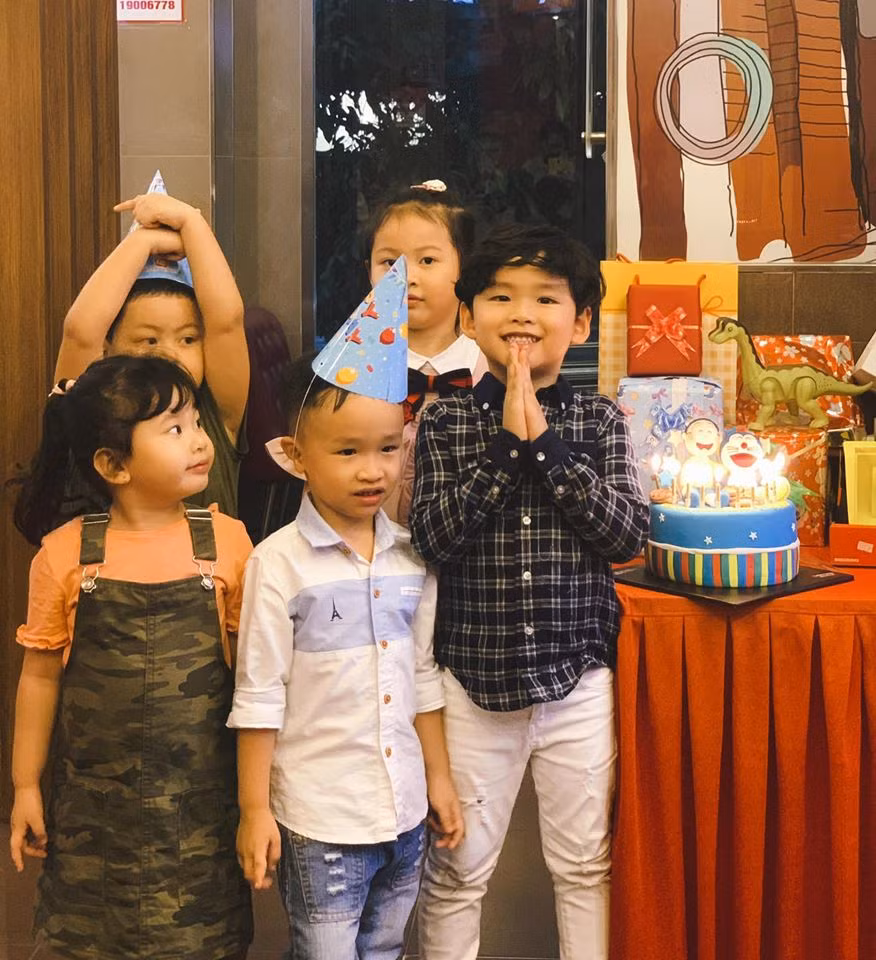 Diễm Hương hạnh phúc chia sẻ, mới 5 tuổi nhưng bé Noah rất ngoan, thương mẹ và sống tình cảm.