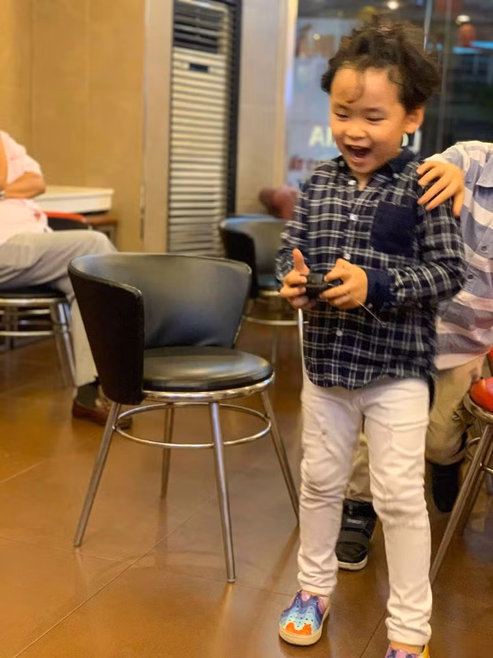 Bé Noah là trái ngọt cuộc hôn nhân của Diễm Hương và ông xã Quang Huy. Trước đó nàng hậu đã trải qua một lần đò với một đại gia bất động sản.