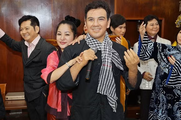 Tượng sáp MC Quyền Linh chỉ giống anh mỗi bộ bà ba và chiếc khăn.