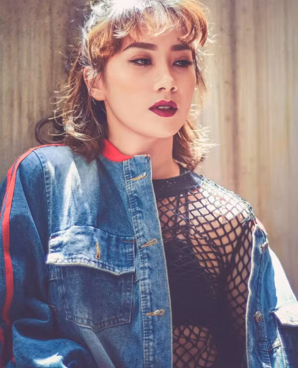 Vũ công Phạm Lịch cũng từng lên tiếng tố ca sĩ Phạm Anh Khoa quấy rối tình dục. Theo nữ vũ công, nam ca sĩ đã có những lời nói thiếu đứng đắn, gạ tình cô trong quá trình hai người hợp tác khi tham gia một gameshow.