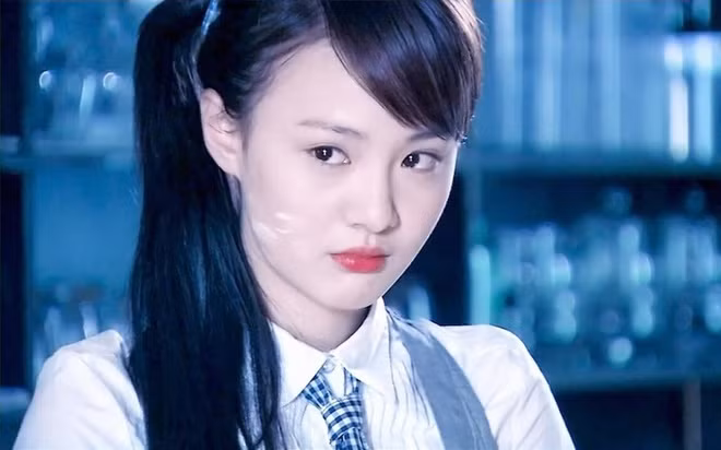 Sau khi xem xong loạt ảnh cũ của Trịnh Sảng, không ít người hoài nhớ đến hình ảnh Sở Vũ Tiêm trong Cùng ngắm mưa sao băng từng gây thương nhớ một thời. Đây là bộ phim đầu tay đưa tên tuổi nữ diễn viên trở thành hoa đán tiềm năng của showbiz Hoa ngữ.Thời điểm đó, cô chiếm được rất nhiều tình cảm của khán giả nhờ vẻ ngoài xinh xắn, gương mặt khả ái.