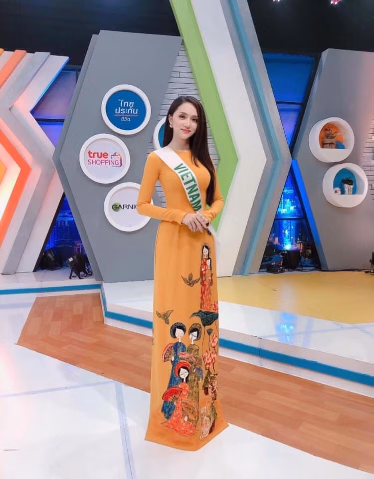 Hương Giang là một trong những mỹ nhân được khen ngợi khi mặc áo dài. Trước đó, cô nàng từng khiến fan lịm tim khi diện áo dài truyền thống ở cuộc thi Hoa hậu chuyển giới Quốc tế 2018.