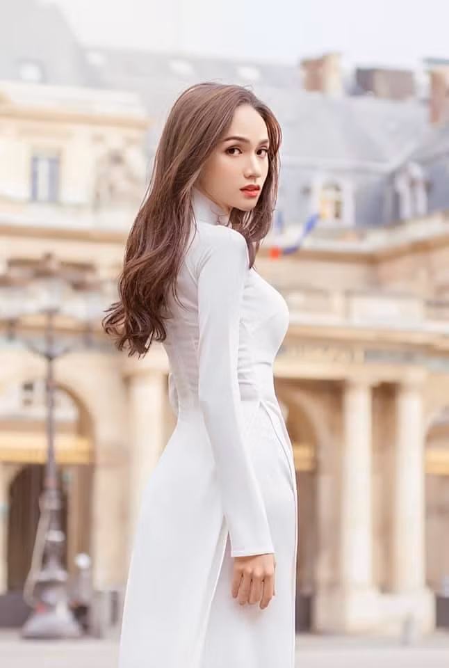 Kèm với loạt ảnh, Hương Giang khiến fan thích thú khi thả thính: "Áo dài em trắng nắng chiều/ Em là tiên nữ hay Kiều tái sinh/ Mắt nai huyền ảo lung linh/ Mi cong em liếc đưa tình cho ai".