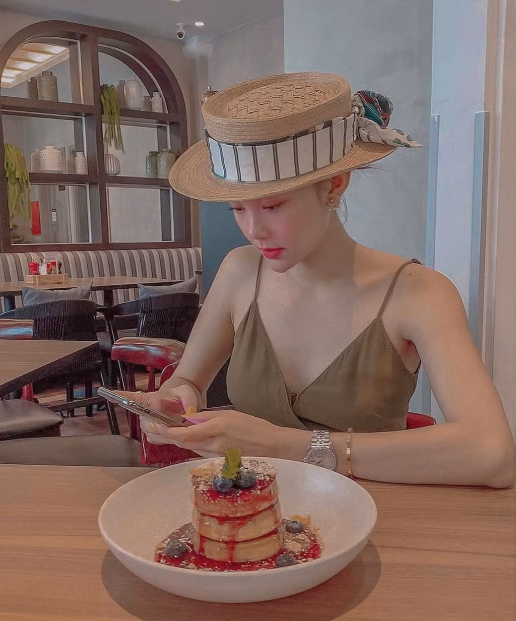 Ca sĩ 33 tuổi thường chọn các mẫu áo hai dây hoặc áo cổ chữ U nhằm khoe xương quai xanh quyến rũ.