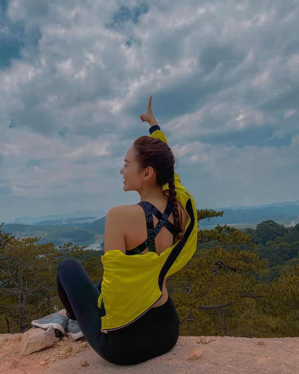Hồi tháng 7/2019, người hâm mộ nghi ngờ Minh Hằng được cầu hôn sau khi cô "khoe" ảnh đeo nhẫn kim cương ở ngón tay áp út. Tuy nhiên, cô từ chưa từng lên tiếng thêm về bức ảnh này.
