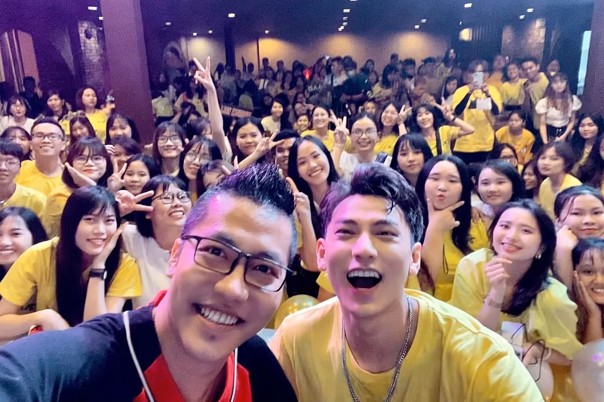 Hoàng rapper khoe bức ảnh chụp cùng Isaac trong buổi họp fan của nam ca sĩ. "Isaac đáng yêu dễ thương quá mấy chế ơi, suốt bao năm vẫn vậy! Tôi mà là con gái là tôi cua ảnh liền! Ảnh đang ế quá mà. Bữa nay tui được Isaac ôm hôn thắm thiết, thổn thức chắc khỏi ngủ quá", anh dí dỏm.