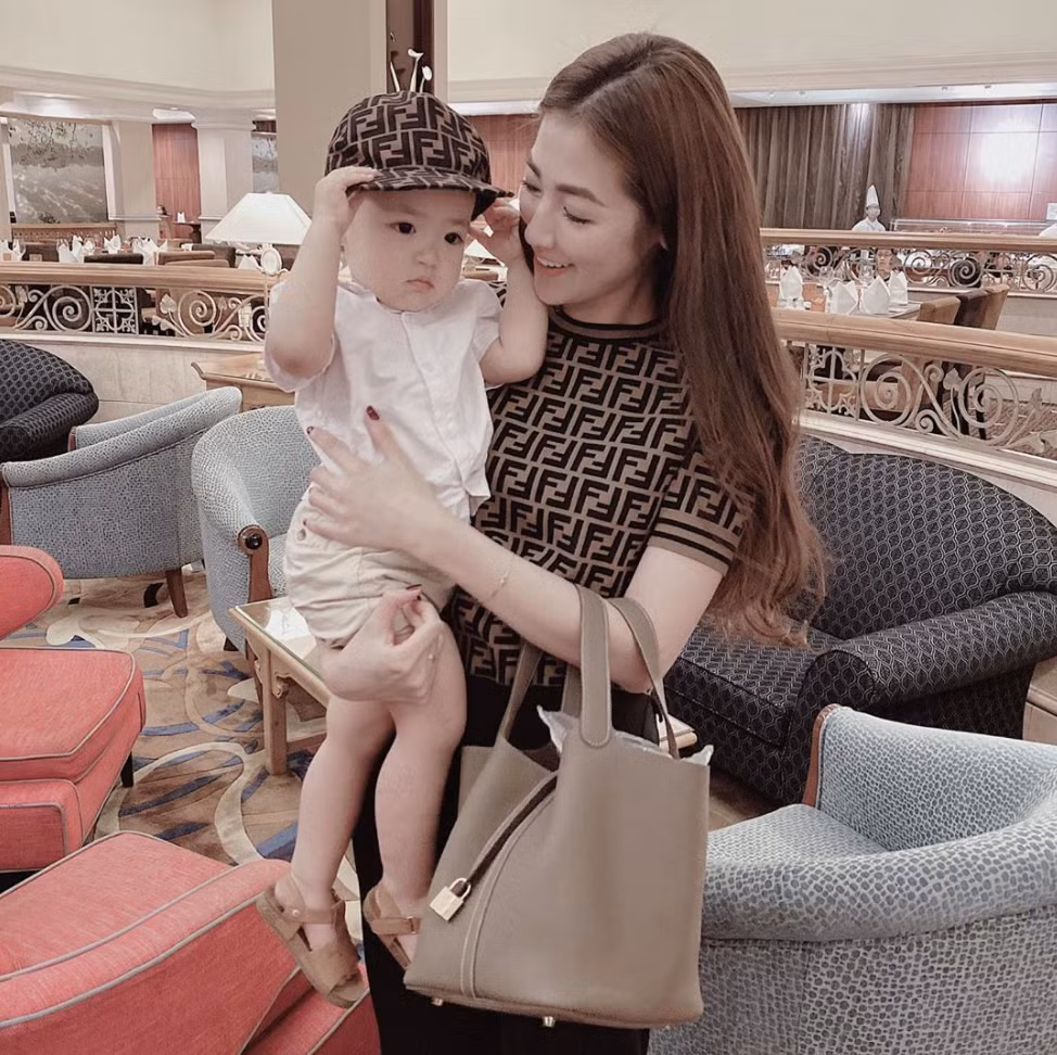 Á hậu Tú Anh hạnh phúc bên cậu con trai đáng yêu.