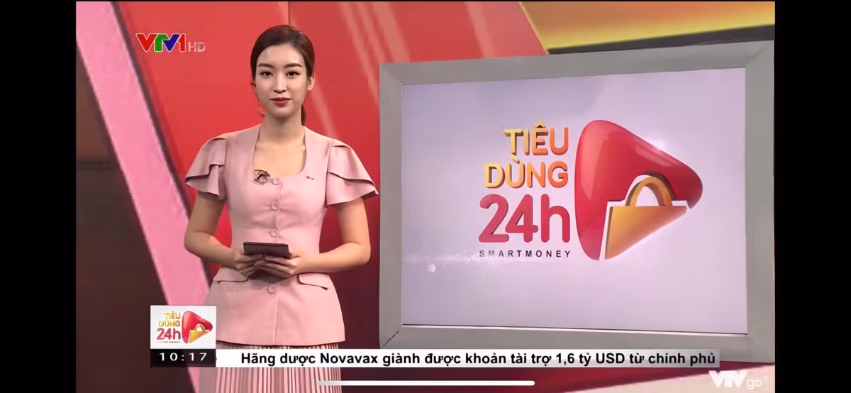 "Nhìn lên hình trông cứ bị nghiêm túc ý nhỉ", hoa hậu Đỗ Mỹ Linh khoe ảnh khi dẫn sóng truyền hình VTV.