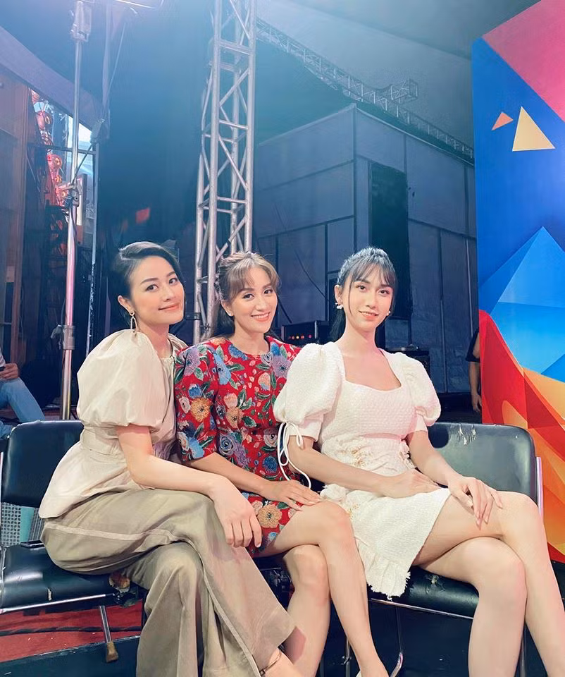 Trên trang cá nhân, Khánh Thi chia sẻ hình ảnh hậu trường ghi hình gameshow cùng MC Phí Linh và Lynk Lee kèm chia sẻ: "Ngồi với hai cô em tên Linh". Bức ảnh nhanh chóng thu hút sự chú ý khi nhan sắc của Lynk Lee sau khi chuyển giới tiếp tục khiến dân tình phải bất ngờ. Cả ba chị em được nhận xét đều vô cùng xinh đẹp, duyên dáng khi chung khung hình. Là những bà mẹ nhưng Khánh Thi và Phí Linh vẫn giữ được phong độ đáng ngưỡng mộ.