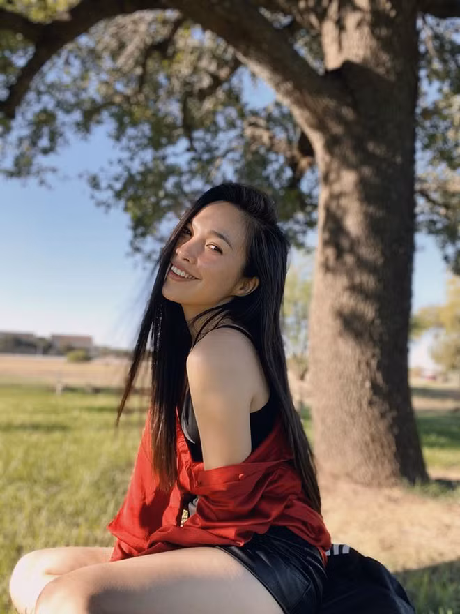 "Những hình ảnh này, Thục tự chụp cho mình, ghi lại cái thanh xuân cần giữ cho cả đời của một người phụ nữ. Có khi, khi đã đi qua đỉnh dốc cuộc đời, thì nhìn lại mình vẫn có cái để tạc dạ, để khi luống tuổi móm mém cười vẫn nhớ mình đã từng lộng lẫy thanh tân như thế", Hiền Thục chia sẻ về việc chụp hình sexy.