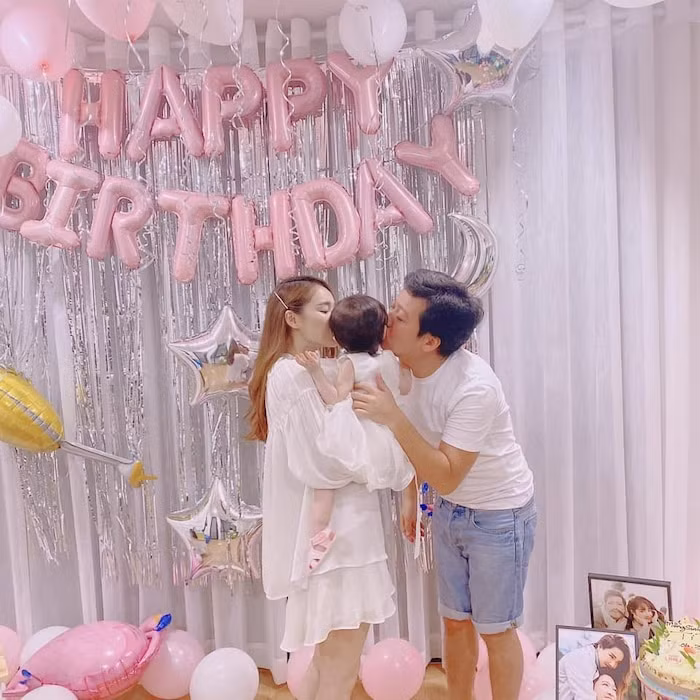 Trong suốt 1 tháng qua, vợ chồng Trường Giang – Nhã Phương đều tuân thủ theo quy định cách ly vì dịch bệnh Covid 19, cả hai hủy toàn bộ công việc và luôn ở nhà để đảm bảo sức khoẻ cá nhân cũng như không muốn cô con gái nhỏ bị ảnh hưởng. Đến nay, sau khi có lệnh hết giãn cách xã hội thì cặp đôi đã dành thời gian đưa nhau đi hẹn hò hâm nóng tình cảm.
