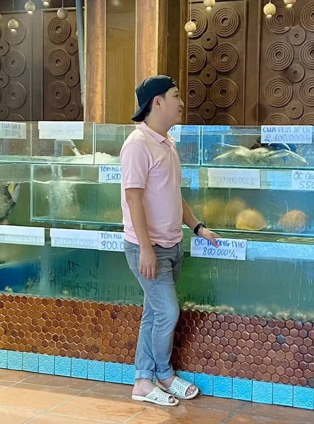 Cụ thể, nam danh hài đã lái xe đưa bà xã xuống Vũng Tàu và ghé tại nhà hàng hải sản của gia đình để khảo sát tình hình buôn bán hậu cách ly cũng như để thưởng thức những món hải sản đặc biệt.