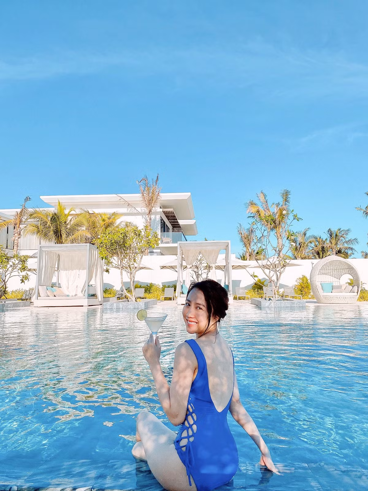 "Đến hiện tại Huỳnh Hồng Loan vẫn dành hết thời gian tập trung cho phim và công việc kinh doanh. Tôi vẫn luôn mở lòng để tìm người yêu nếu có đủ duyên. Nếu may mắn gặp được bạn trai như ý, thì tôi sẽ lập gia đình vào năm 28 tuổi" - Huỳnh Hồng Loan cho hay.
