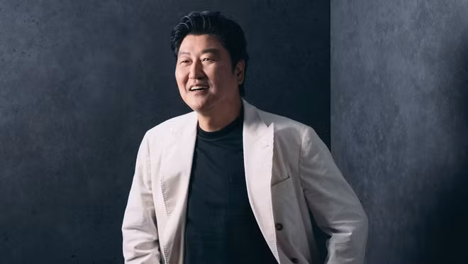 Parasite là bộ phim thứ tư Song Kang-ho kết hợp với đạo diễn quái kiệt Bong Joon-ho. Trước đó, Memories of Murder do Joon-ho đạo diễn, Kang-ho sắm vai chính đã được giới chuyên môn và khán giả đánh giá cao. Đạo diễn Bong Joon-ho cũng từng nhận xét và đánh giá cao về khả năng diễn xuất của Song Kang-ho. Trong lễ trao giải Cành cọ vàng 2019, Bong Joon-ho từng quỳ gối trao lại giải cho tài tử người Hàn, điều này khiến nhiều người hâm mộ thích thú.