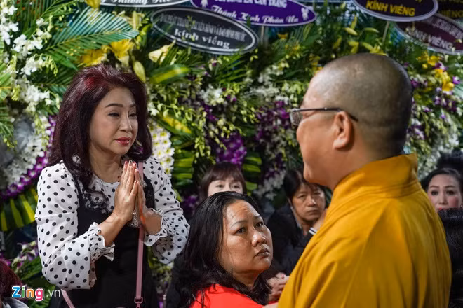 Thoại Mỹ đến viếng và chia sẻ sự mất mát của gia đình trong 2 ngày liên tiếp. Giám khảo chương trình Đường đến danh ca vọng cổ từng kêu gọi mọi người giúp đỡ nghệ sĩ Chiêu Hùng khi anh nhập viện.
