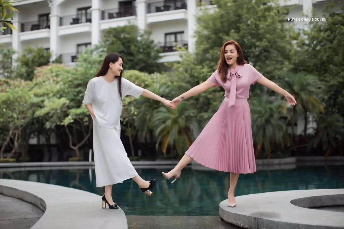 MC Huyền Châu chia sẻ loạt ảnh nhí nhảnh cùng diễn viên Thu Quỳnh. Hai mỹ nhân nhận được nhiều lời khen bởi nhan sắc rạng rỡ.