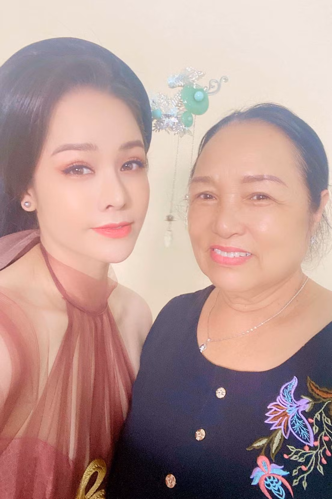 Nhật Kim Anh khoe nhan sắc xinh đẹp bên mẹ. Nữ diễn viên viết những lời xúc động dành cho người mẹ thân yêu.