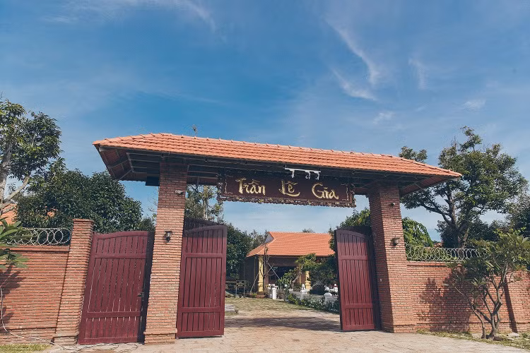 Mới đây Lý Nhã Kỳ khánh thành phủ Trần Lê Gia hoành tráng tại quê hương Bà Rịa - Vũng Tàu.