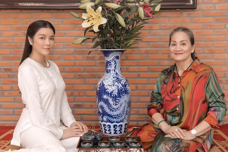 Trước tấm lòng của con gái, mẹ Lý Nhã Kỳ nghẹn ngào: "Con gái tôi quá giỏi. Tôi biết rằng là mẹ mà khen con thì là lẽ thường. Nhưng Kỳ thật sự là đứa con có hiếu, tài giỏi khiến người làm mẹ như tôi rất hạnh phúc. Tôi biết con rất bận rộn thời gian qua để làm cái gì đó cho tôi, nhưng tôi không nghĩ rằng đó là một công trình tâm linh to lớn thế này. Đây là nơi mà có lẽ tôi sẽ gắn bó suốt phần đời còn lại, để giữ gìn những giá trị dòng tộc".