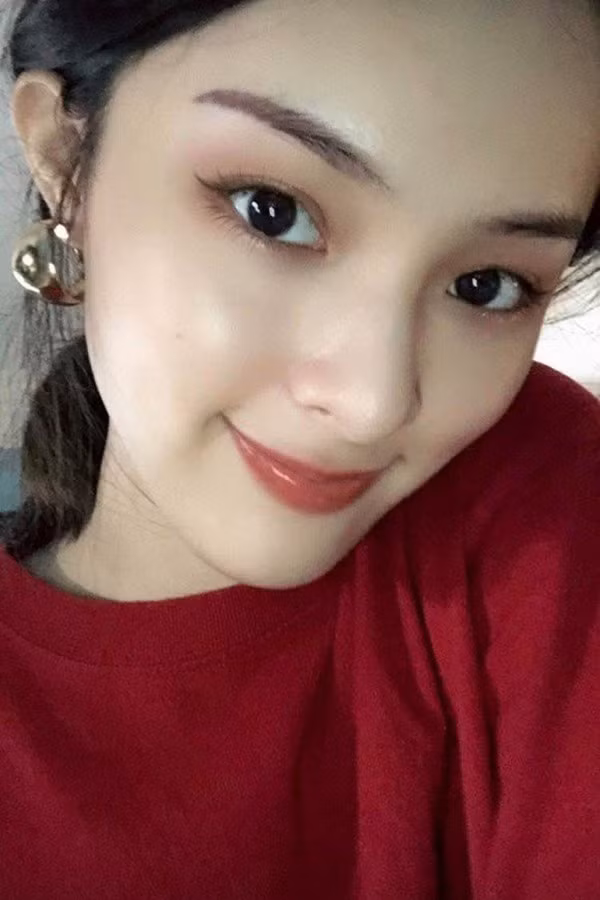 Hình ảnh mới của Hạ Vi ngay lập tức nhận được nhiều sự quan tâm của khán giả. Mặc dù chụp cận mặt những Hạ Vi dường như không để lộ ra khuyết điểm nào trên gương mặt của mình. Làn da trắng cùng sống mũi cao cùng với thần thái tốt, nhiều người cho rằng Hạ Vi đang từng bước lấy lại nhan sắc.