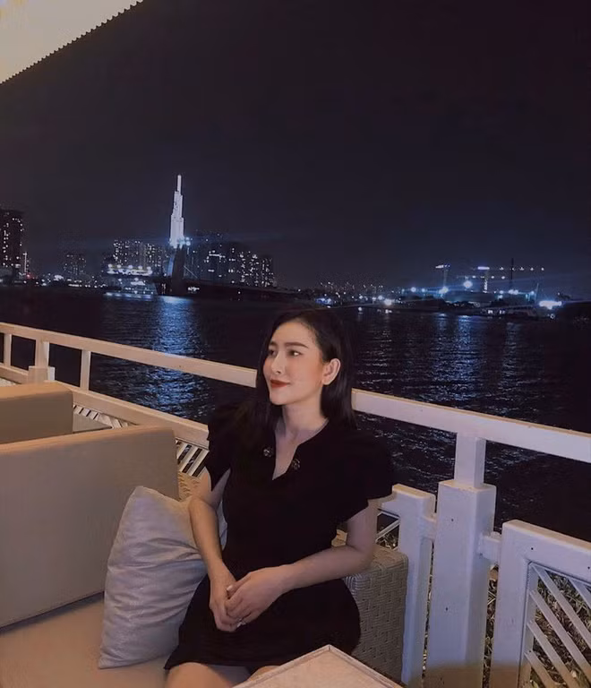 Trên trang cá nhân, Huyền Thoại chia sẻ nhiều hình ảnh của bản thân. Cô được nhận xét có gương mặt góc cạnh, lạnh lùng với đường nét sắc sảo. Đa số cho rằng 9X "càng lạnh càng xinh". Ở hầu hết bức hình, Huyền Thoại đều giữ gương mặt với biểu cảm nhẹ nhàng nhưng ít khi cười tươi.
