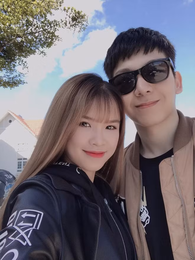 Nam ca sĩ chia sẻ: “Chúng tôi thống nhất không sinh con mà sống với nhau như vậy đến già. Cuộc sống hai người hiện tại rất vui, do đó, cứ sống với nhau như vậy. Đến thời điểm nào, chúng tôi thấy cần có con sẽ tính tiếp".